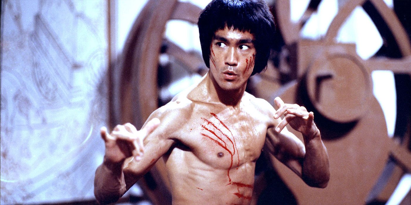 Lee in an attack position in Enter the Dragon.