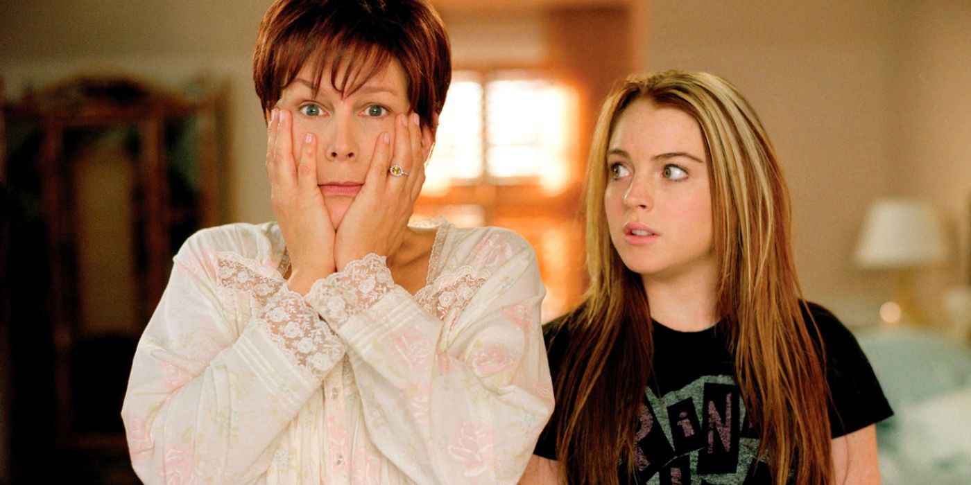 Jamie Lee Curtis aperta o rosto enquanto Lindsay Lohan assiste em Freaky Friday.