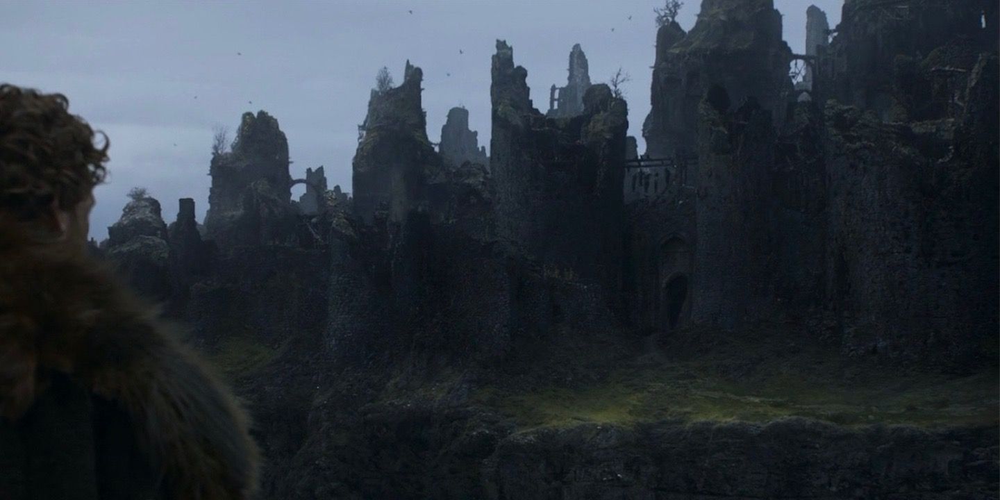 Um personagem olhando para as ruínas de Harrenhal em Game of Thrones.