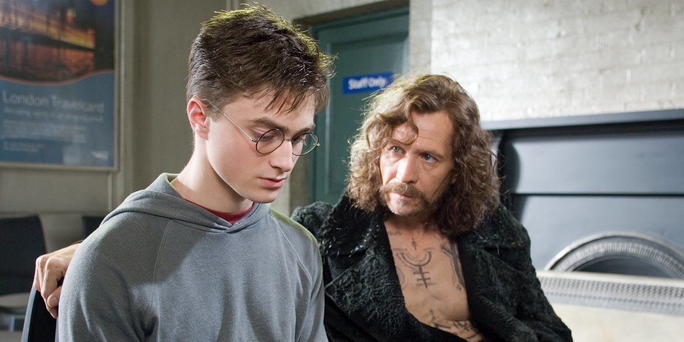Harry Potter Harry e Sirius Black olhando para um papel juntos na estação de King's Cross em Londres