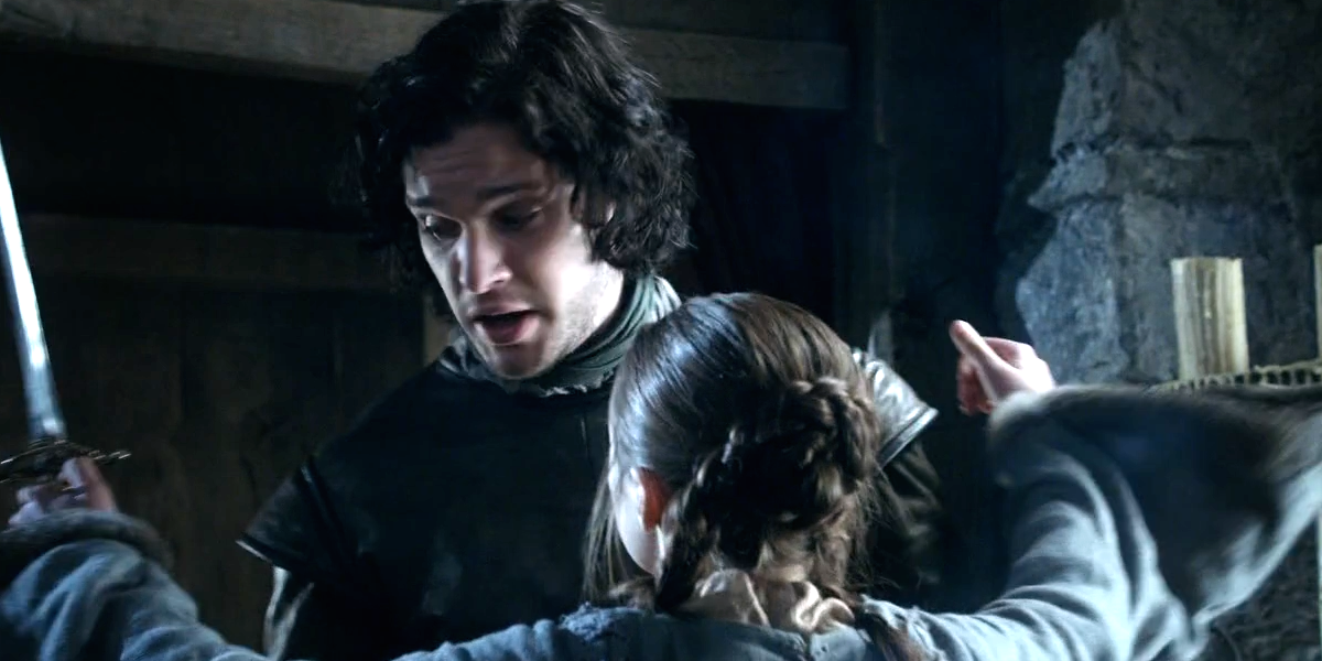 Jon Snow dá agulhada em Arya em Game of Thrones