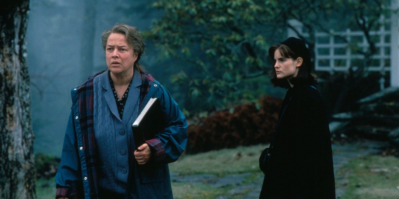 Dolores and Selena standing outside in Dolores Claiborne