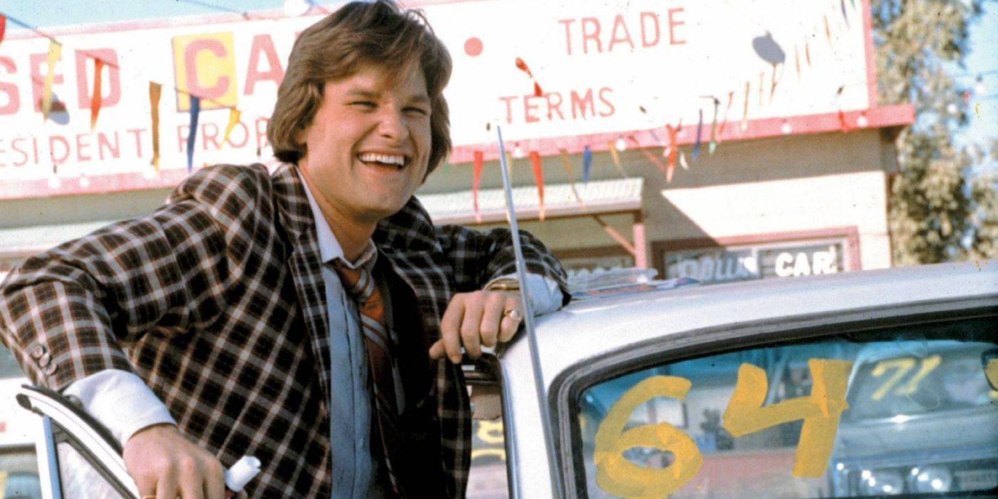 Kurt Russell lançando uma venda de carros usados