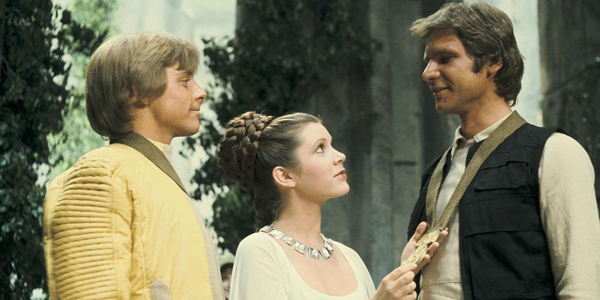 Leia giving war medals to Luke and Han in Star Wars