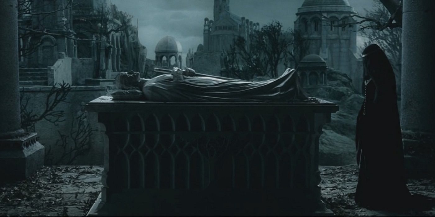Arwen stands by Aragorn's tomb in The Lord of the Rings.