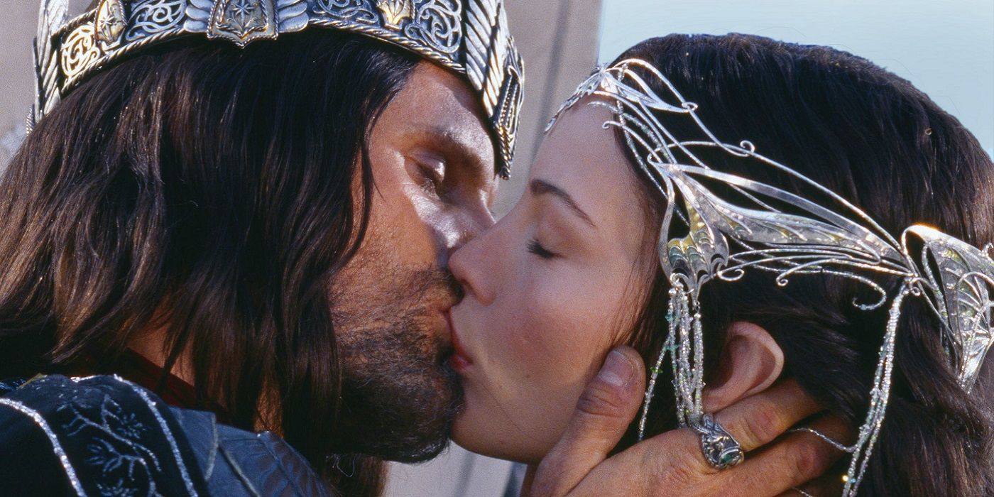 Arwen and Aragorn kiss in The Lord Of The Rings