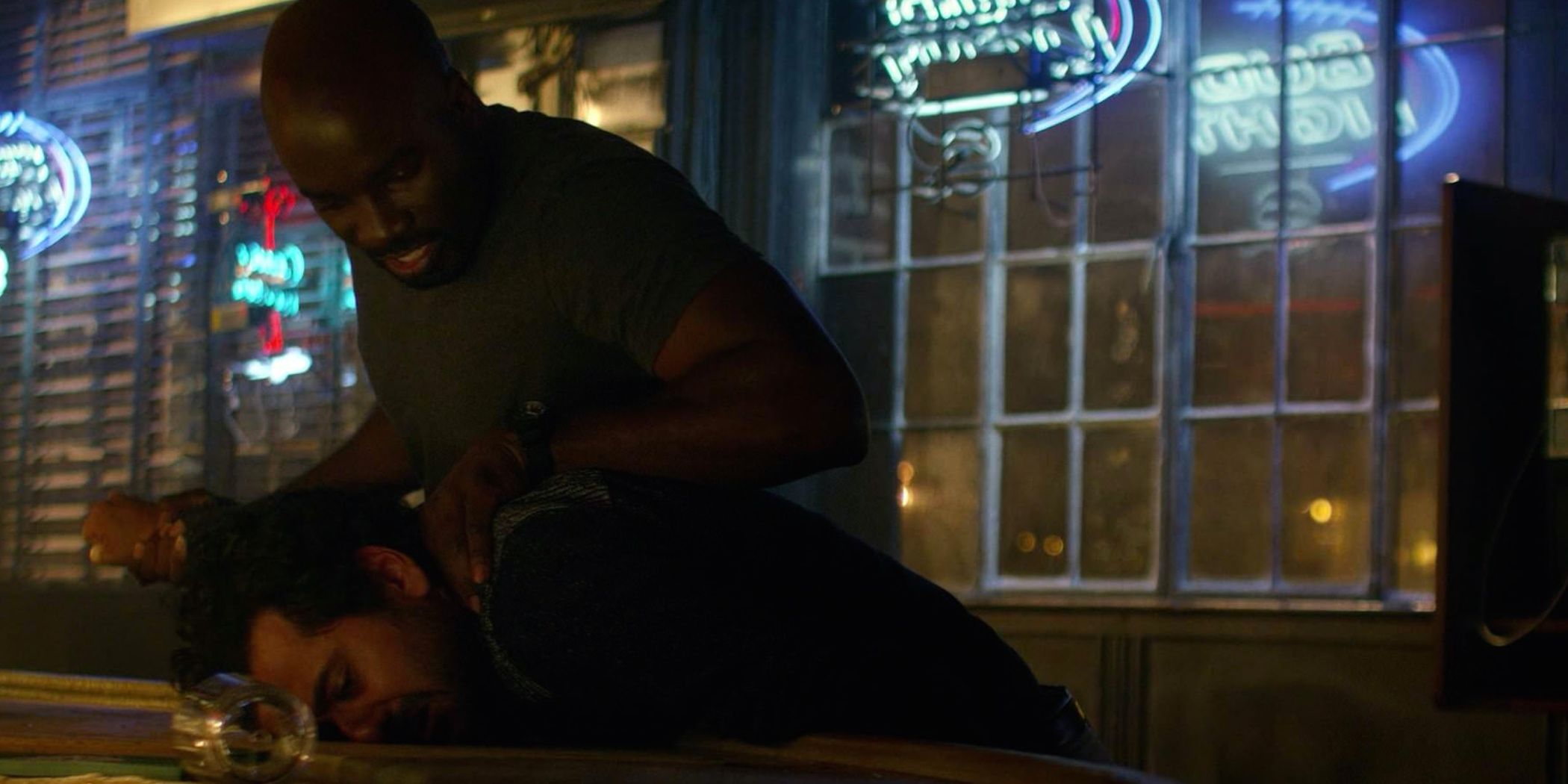 Luke Cage in Jessica Jones 1x02 AKA Crush Syndrome