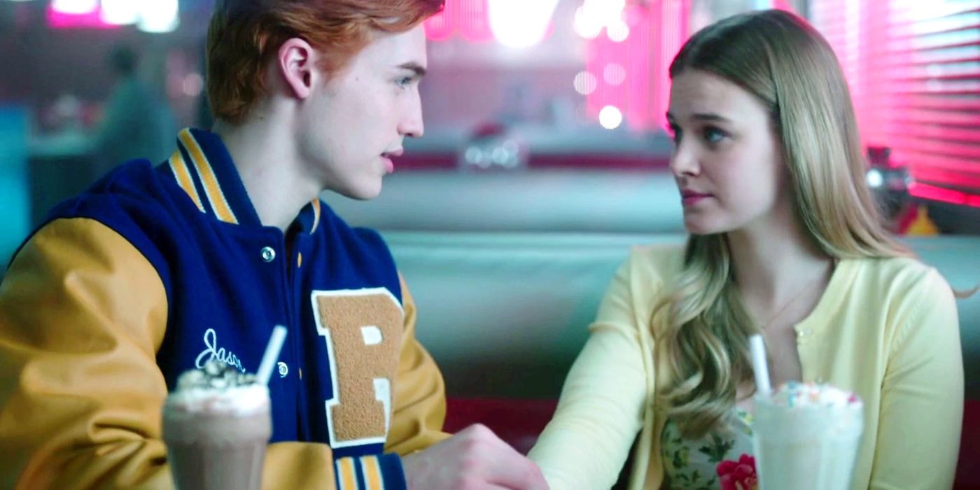 Polly and Jason talk in a Pop's booth in Riverdale.
