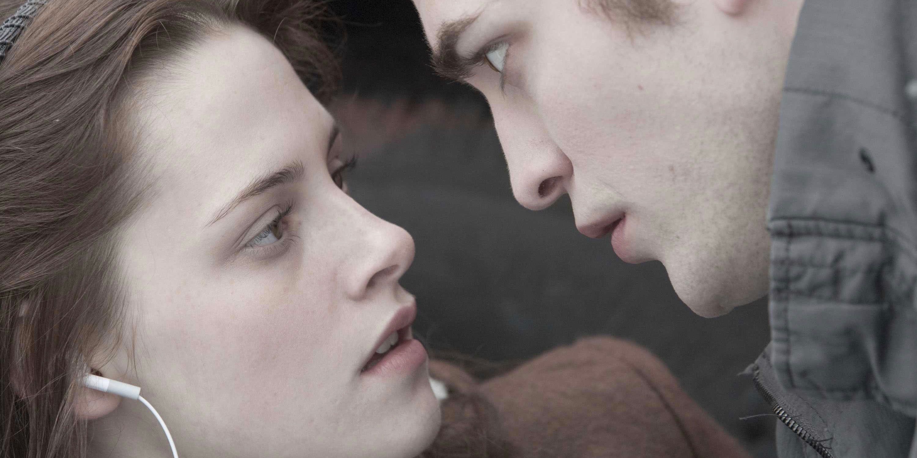 Robert Pattinson as Edward and Kristen Stewart as Bella in Twilight