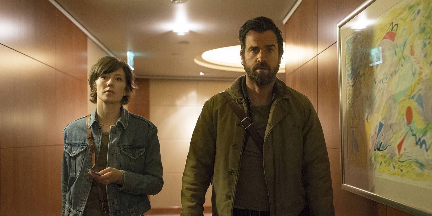 Justin Theroux and Carrie Coon walk down a hallway in The Leftovers