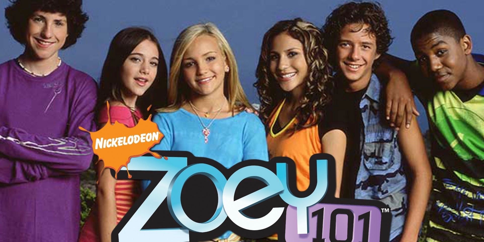Le casting de Zoey 101 pose à côté du logo de la série