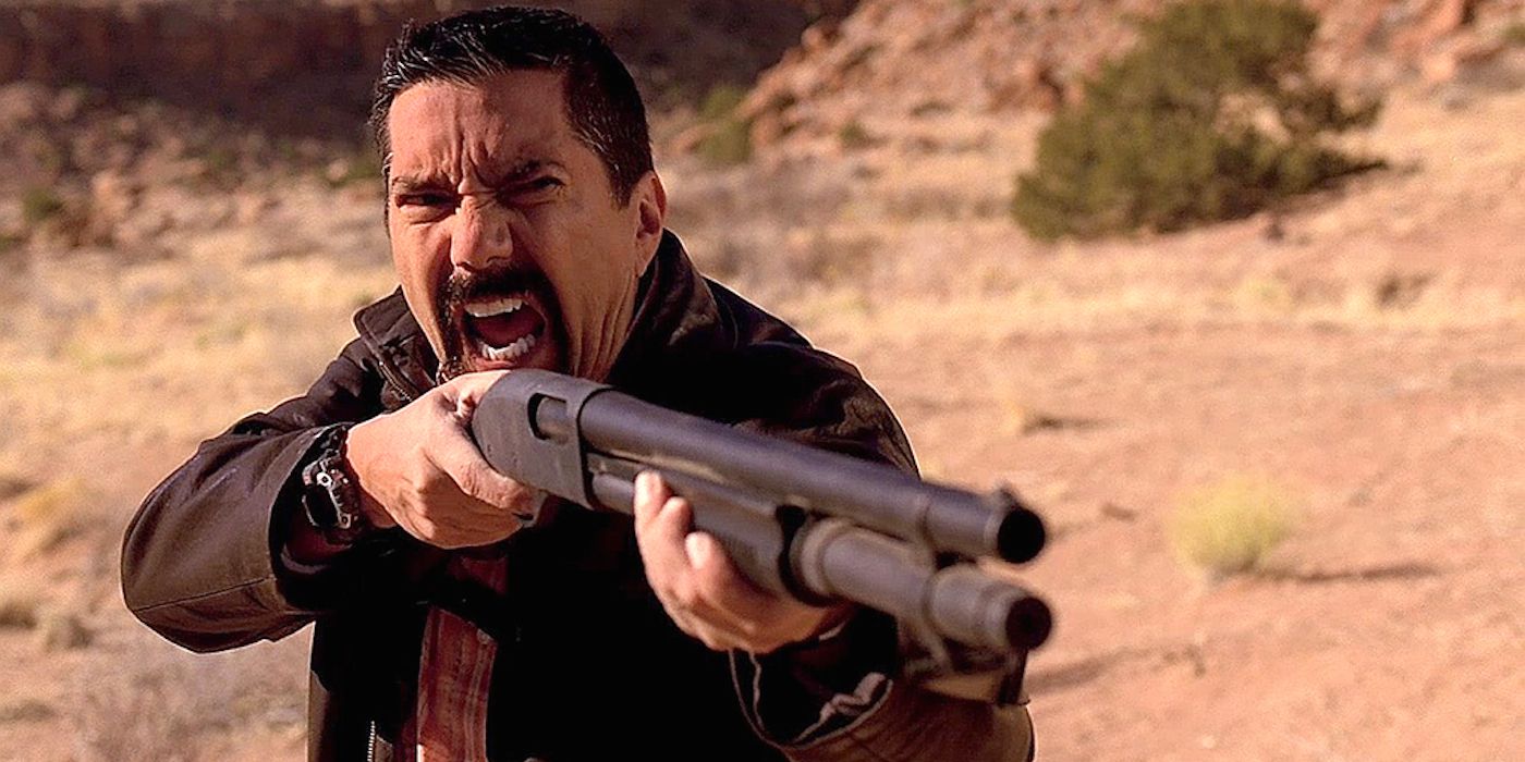 Steven Gomez pointing a gun in Breaking Bad
