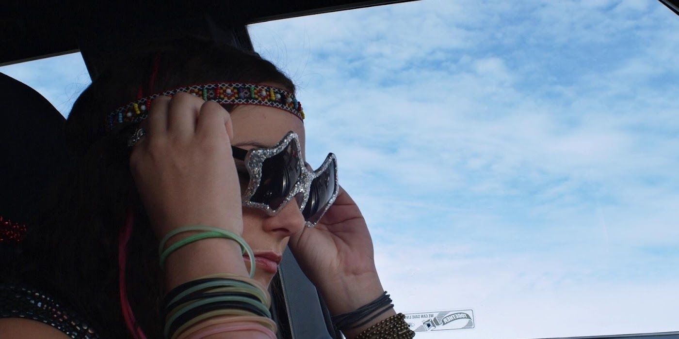 Sam wears star-shaped sunglasses in S. Darko