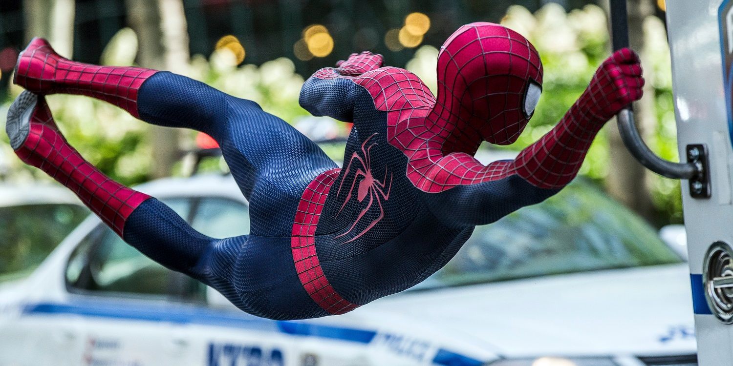Spider-Man holds on to the back of a police truck in The Amazing Spider-Man 2