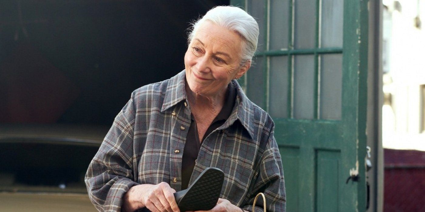 Aunt May outside her garage in Spider-Man 2