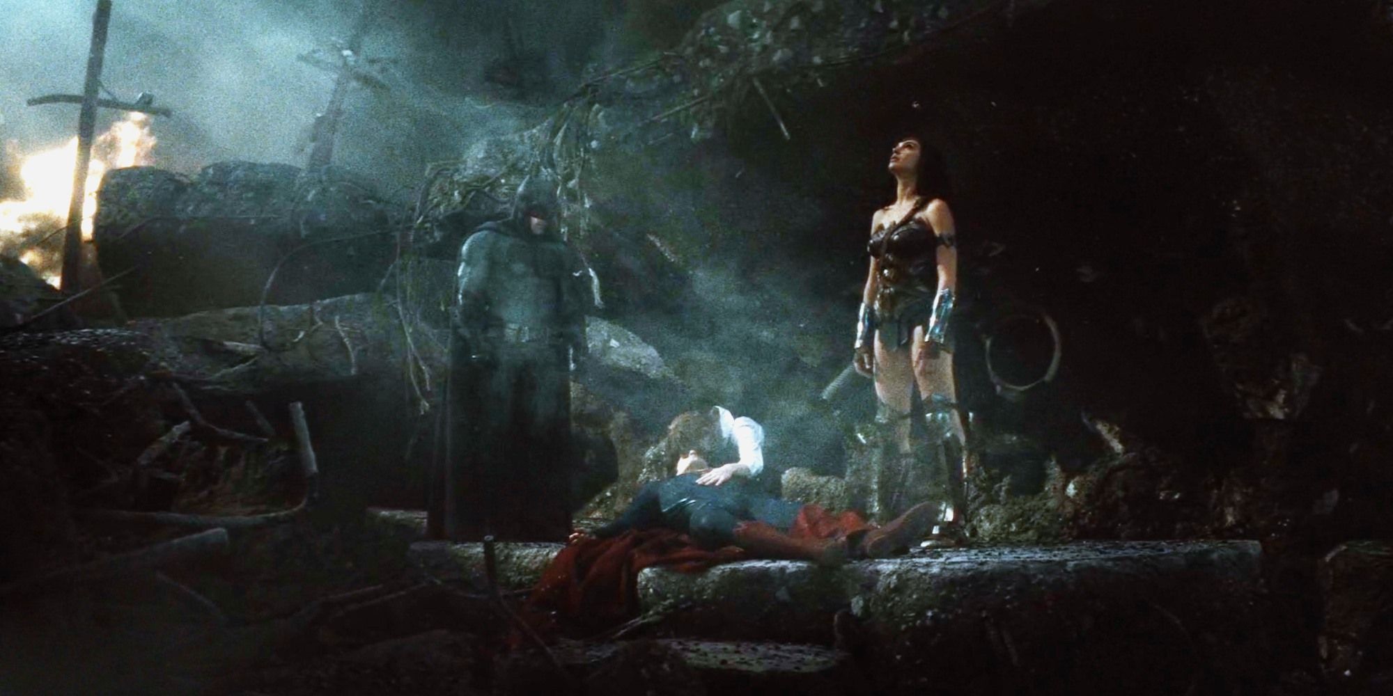 Wonder Woman with Lois as they are next to Superman's dead body in Batman V Superman
