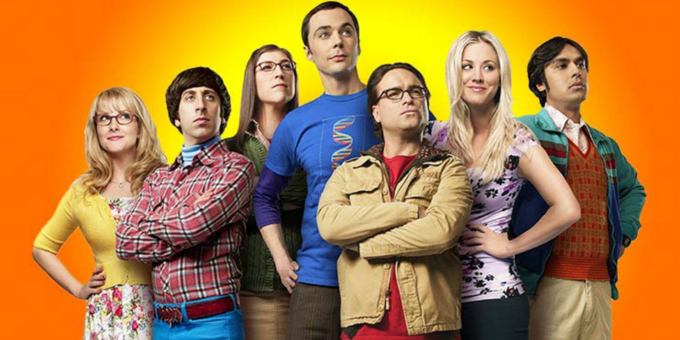 O elenco de The Big Bang Theory olhando para cima com expressões orgulhosas em seus rostos.