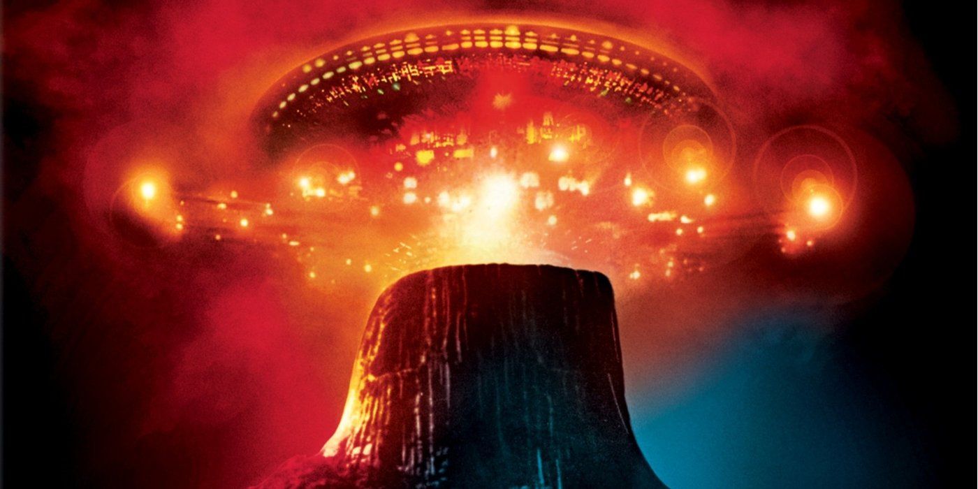 Spaceship hovers a mountain in Close Encounters of the Third Kind