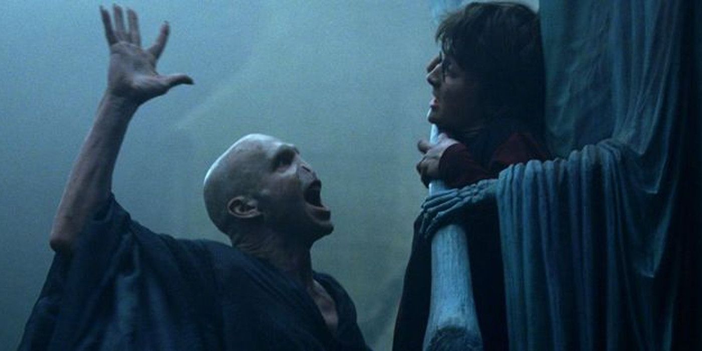 Voldemort estende a mão para tocar Harry em Cálice de Fogo