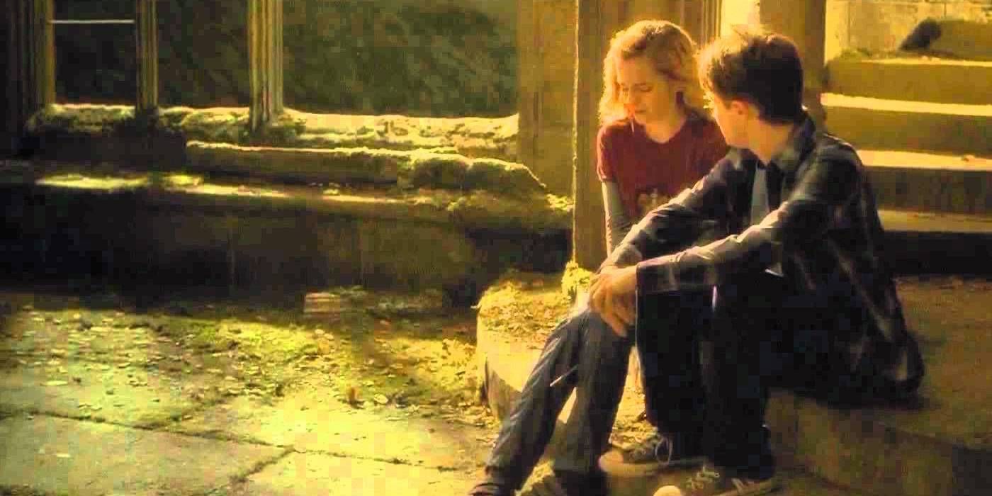 Hermione pleurant et Harry assis dans la cage d'escalier
