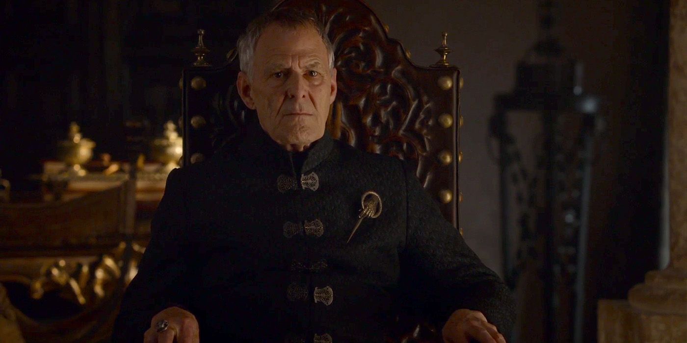 Kevan Lannister sentado em Game of Thrones