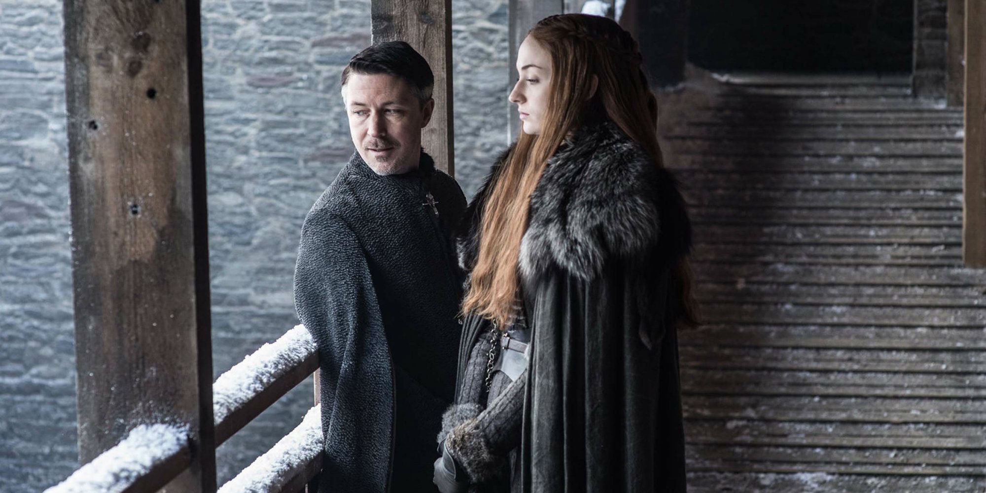 Mindinho com Sansa nas ameias de Winterfell em Game of Thrones.