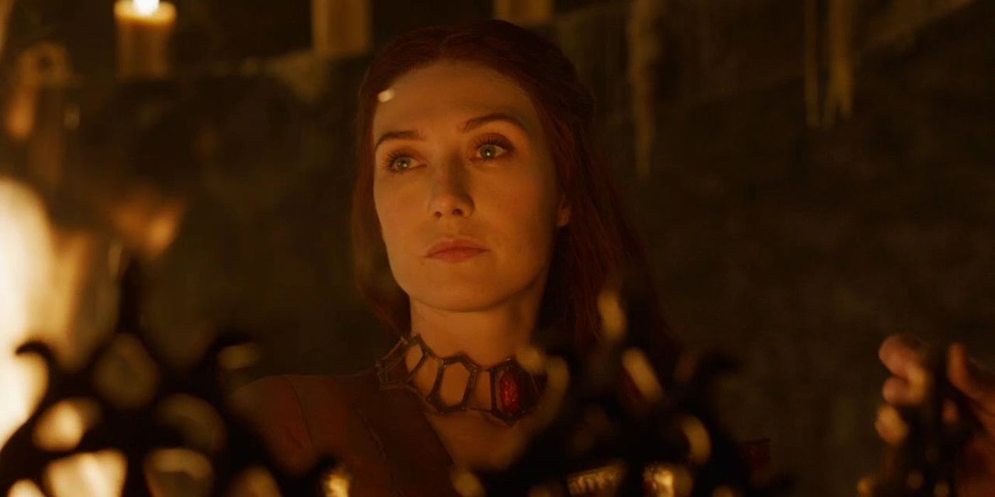 Melisandre Game of Thrones iluminado pela luz do fogo