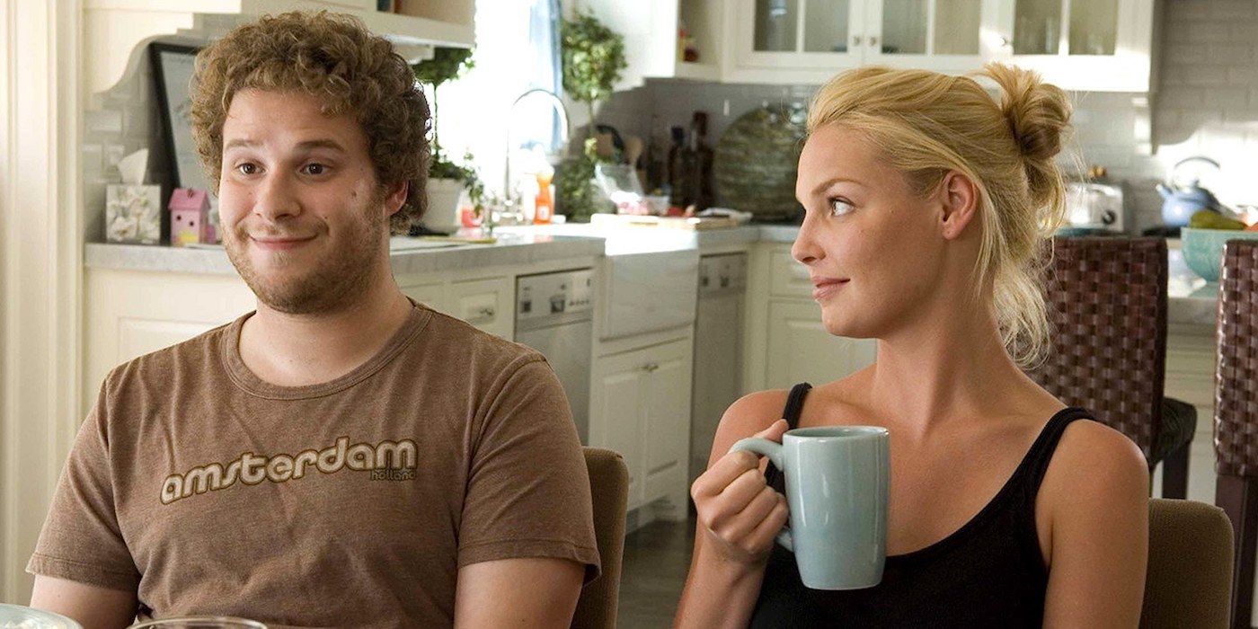 Seth Rogen como Ben e Katherine Heigl como Alison tomando café e sorrindo em Knocked Up