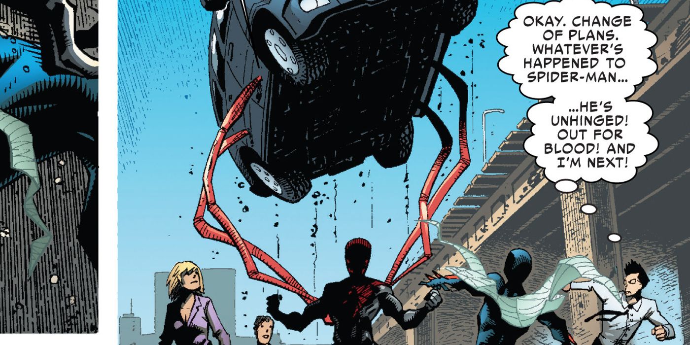 Superior Spider-Man mengangkat mobil di atas kepalanya dengan lengan robotiknya di Superior Spider-Man #18 