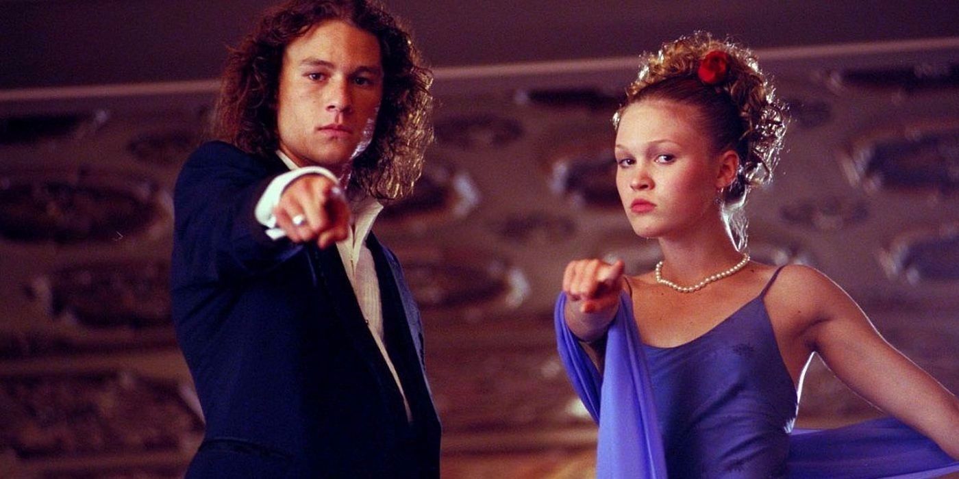 Heath Ledger and Julia Stiles pointing in 10 Things I Hate About You.
