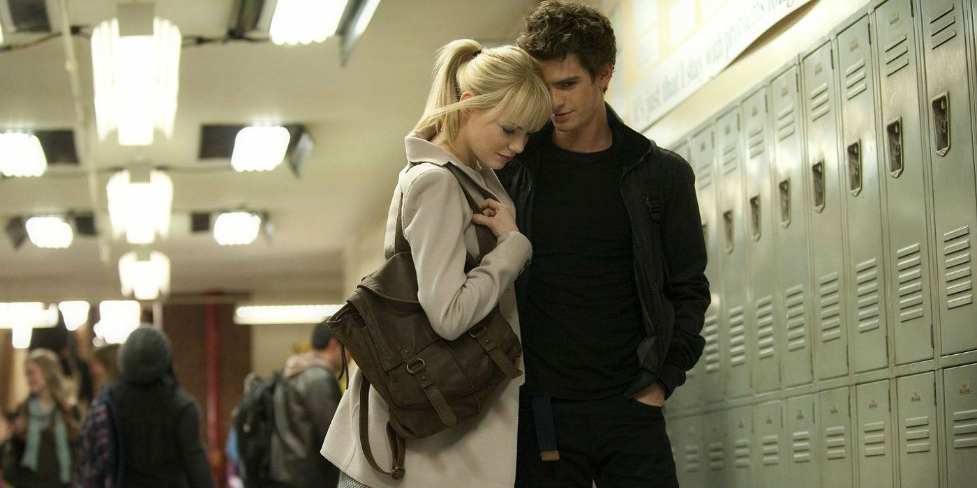 Peter and Gwen talking by the lockers in The Amazing Spider-Man
