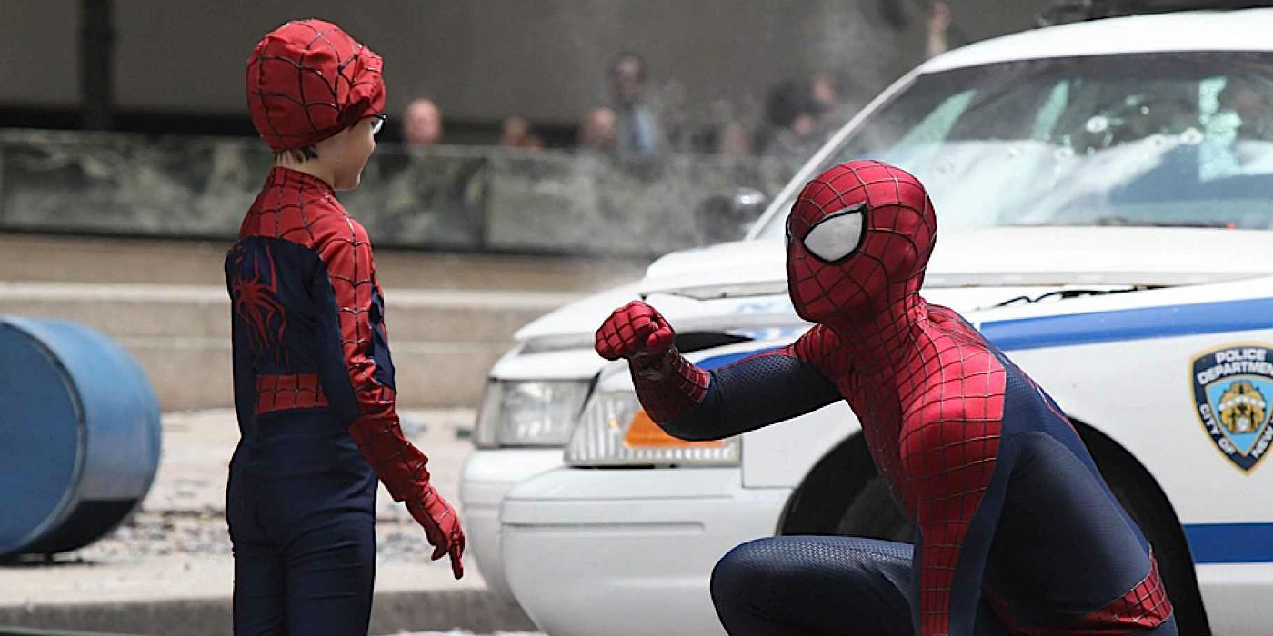 Andrew Garfield with a kid dressed as Spider-Man in The Amazing Spider-Man 2