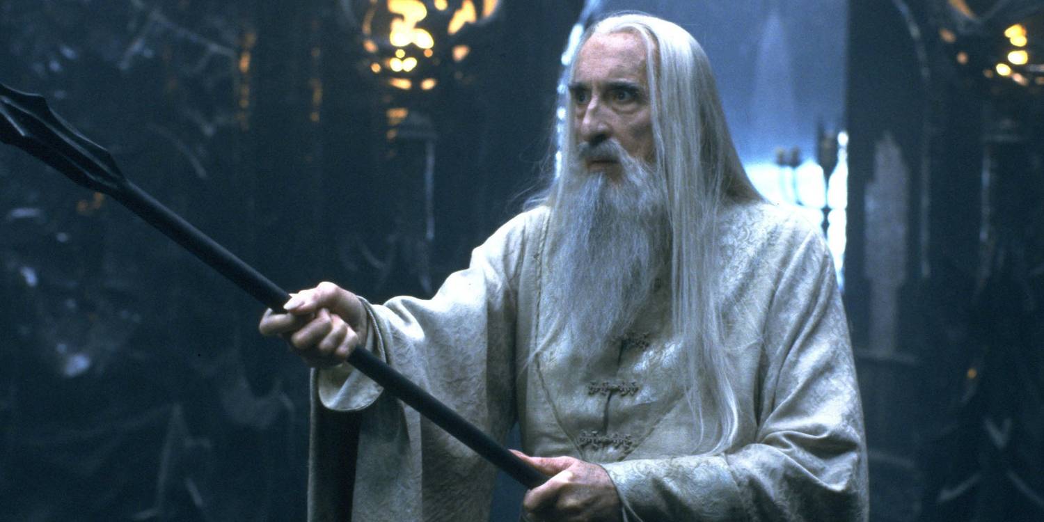 As 10 melhores lutas mágicas em filmes e séries 1 Christopher Lee as Saruman in Lord of the Rings.jpg?q=50&fit=crop&w=1500&dpr=1