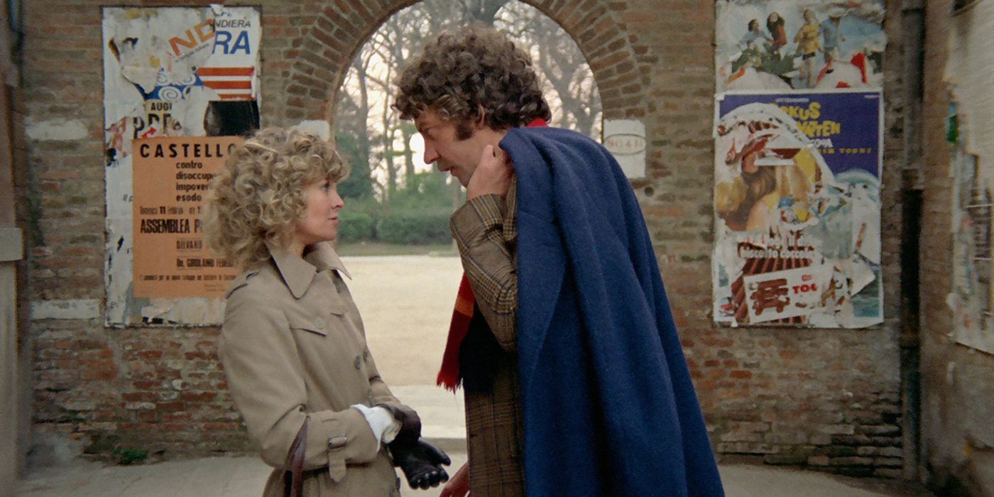 Donald Sutherland and Julie Christie speak outside in Don't Look Now.