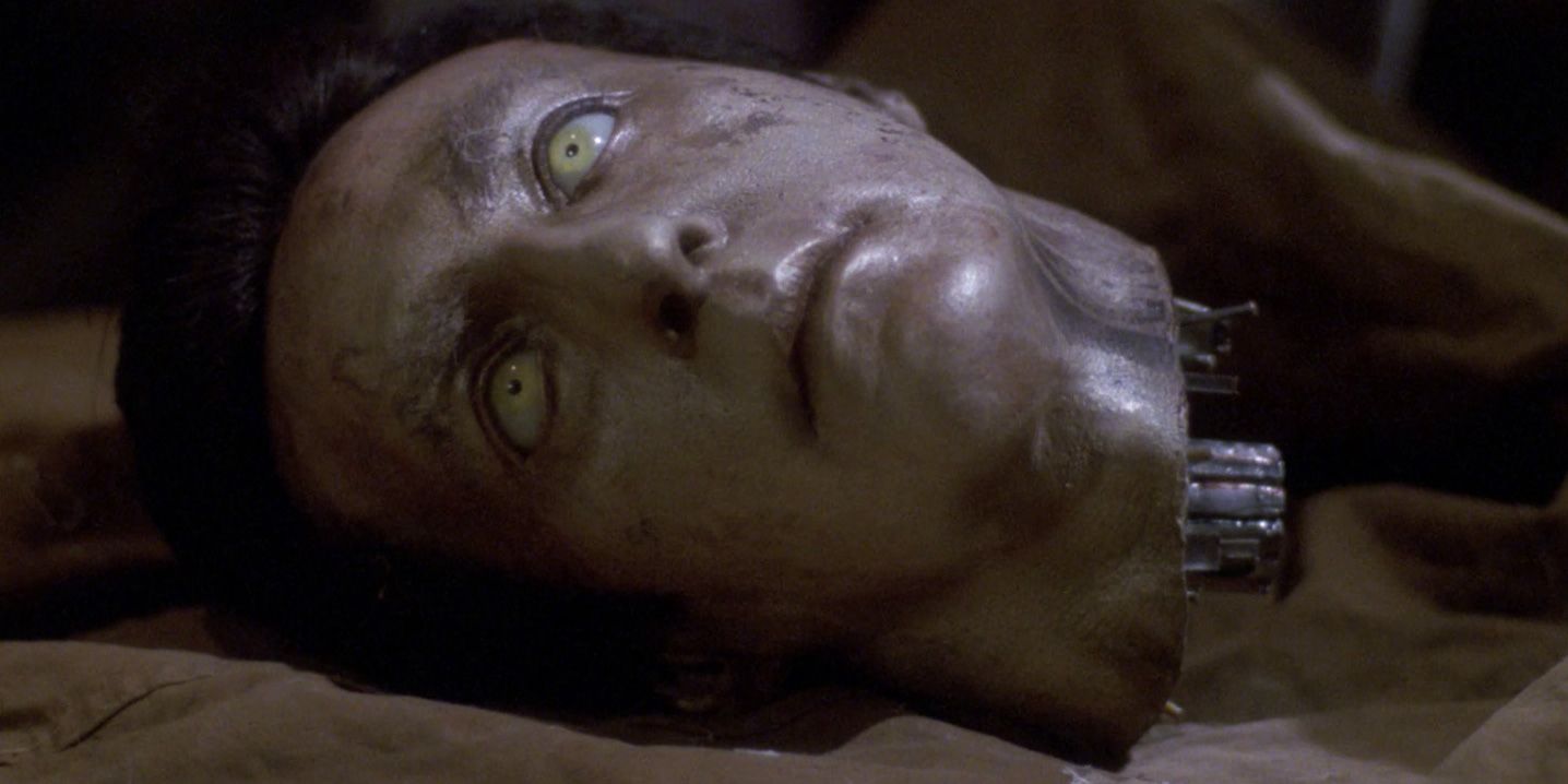 Data's severed head lies on the ground in &quot;Time's Arrow&quot; from Star Trek The Next Generation