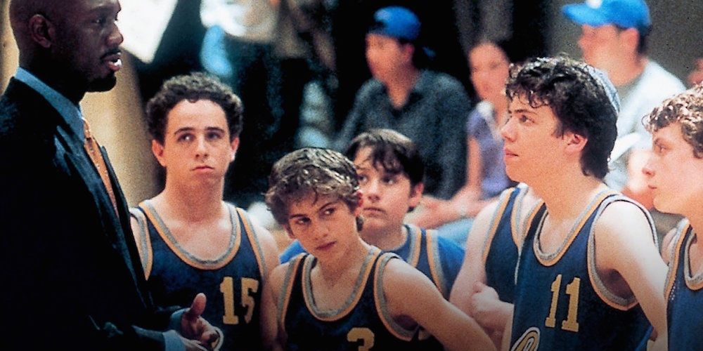 Filme do Disney Channel Full Court Miracle - um grupo de jogadores amontoados na quadra de basquete
