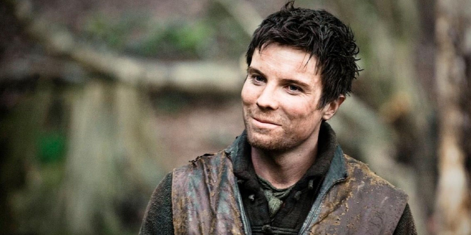 Gendry em um gibão de couro sorrindo