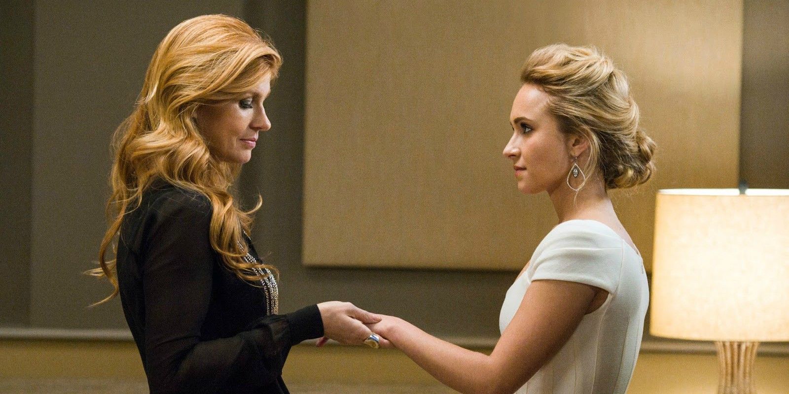 Hayden Panettiere como Juliette Barnes ao lado de Connie Britton em Nashville