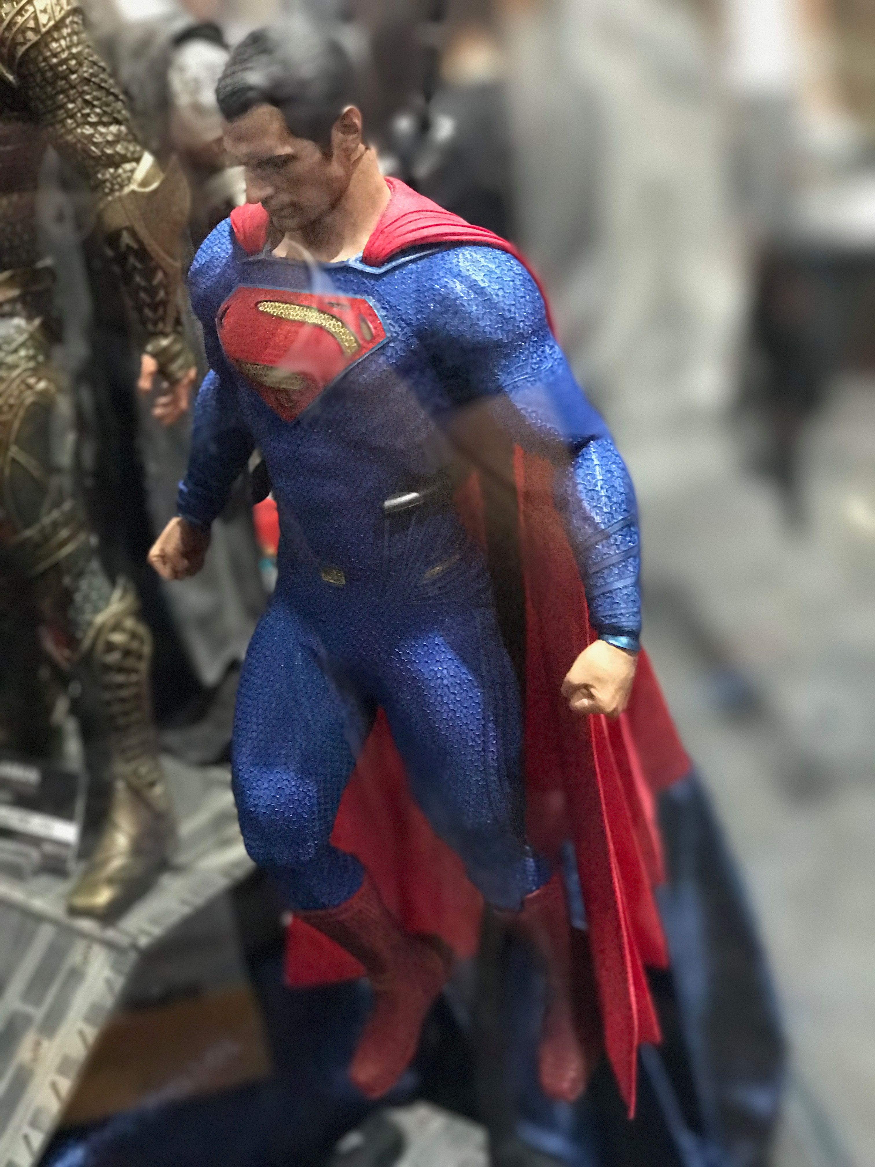 Is Superman's Suit Brighter Colored in Justice League?