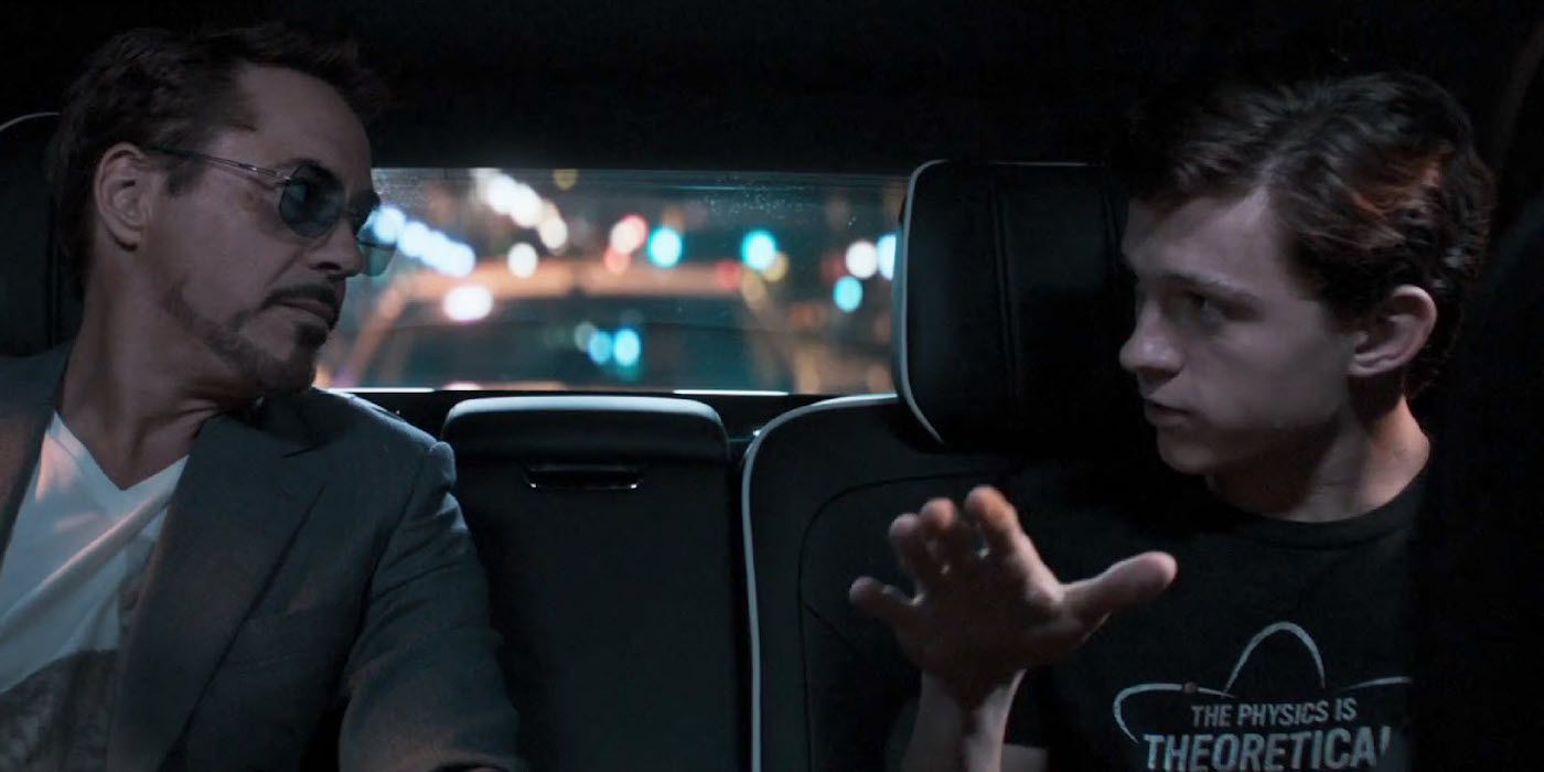 Peter e Tony conversam na parte de trás do carro em Homem-Aranha: De Volta ao Lar