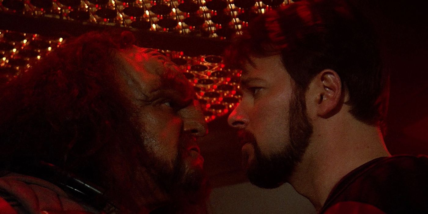 Riker arguing with a Klingon captain in Star Trek TNG