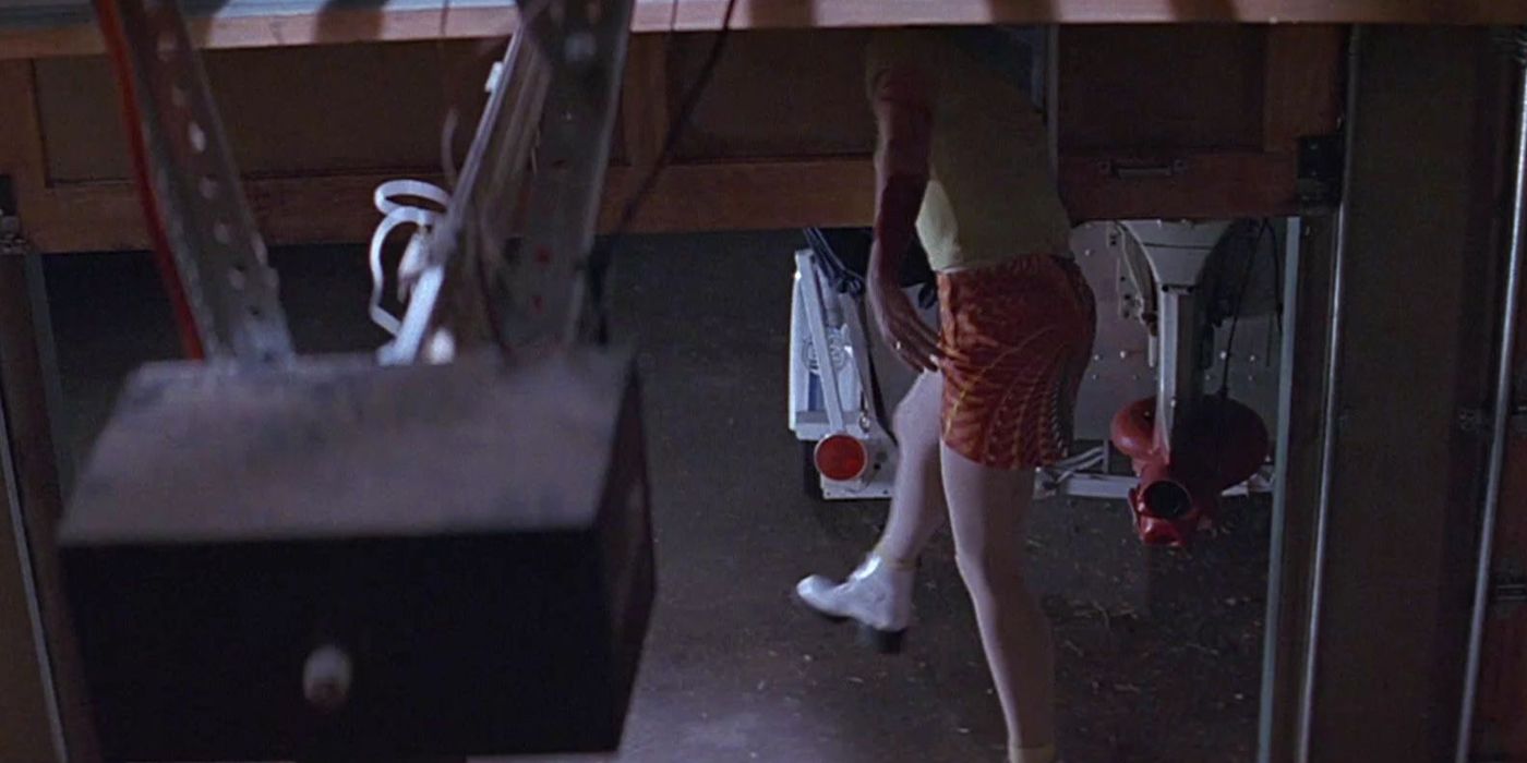 Rose McGowan as Tatum Riley hanging from a garage door in Scream