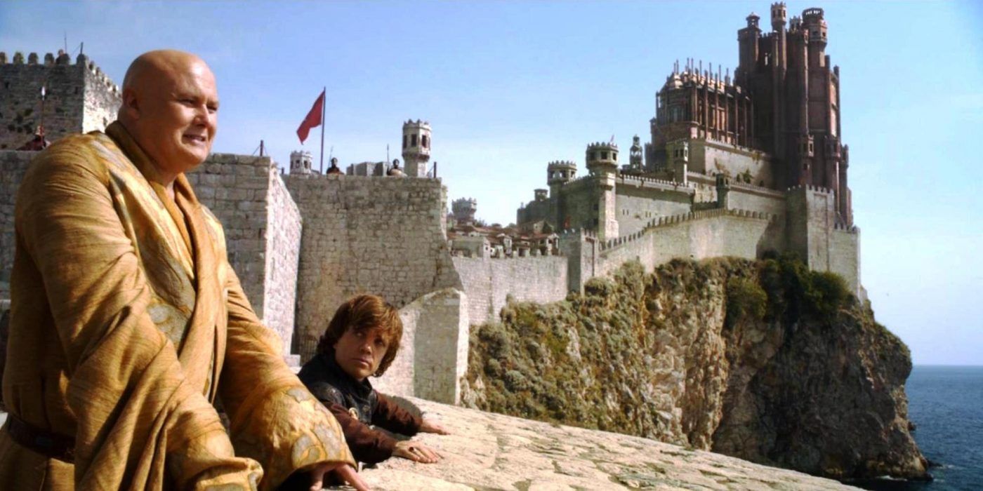 Varys e Tyrion conversando em Porto Real
