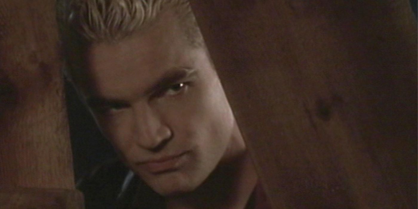 Spike mirando a través de una cortina en Buffy the Vampire Slayer.