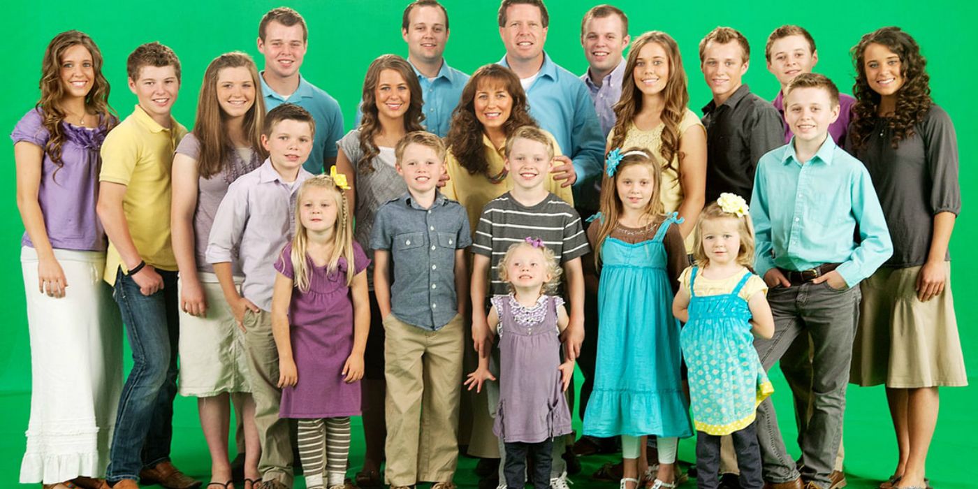 19 Kids And Counting cast promo shot green background