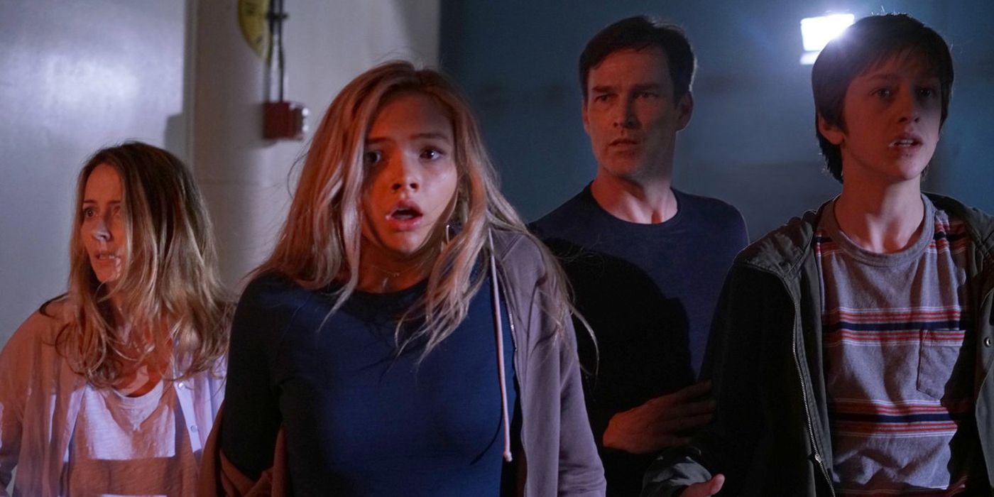 Amy Acker Natalie Alyn Lind Stephen Moyer and Percy Hynes White standing together in The Gifted