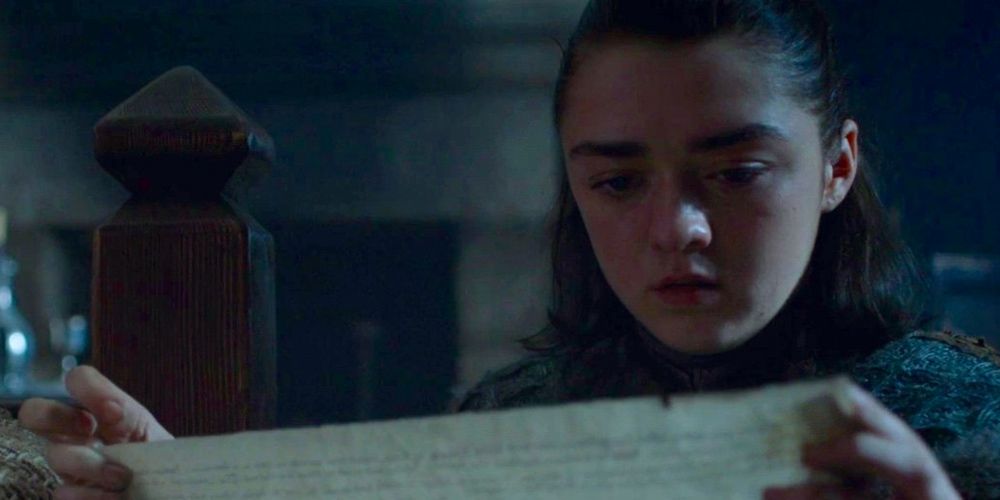 Arya reading Sansa's note in Game of Thrones