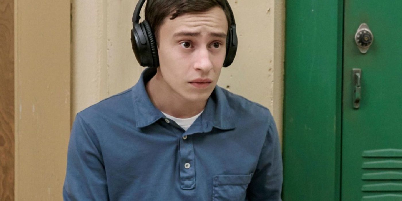 Sam with headphones looking sad in Atypical Netflix