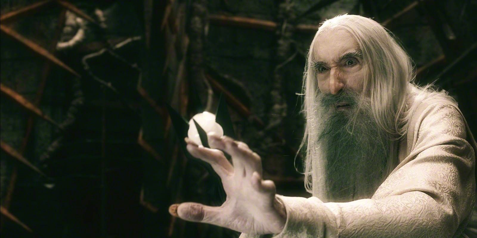 Christopher Lee como Saruman levantando a mão em O Hobbit