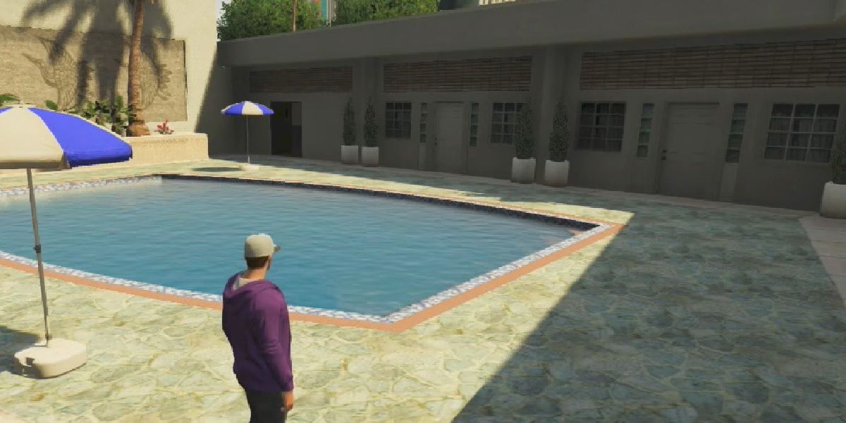 Player standing by a hotel swimming pool in GTA 5.